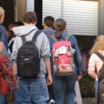 Studenti entrano a scuola