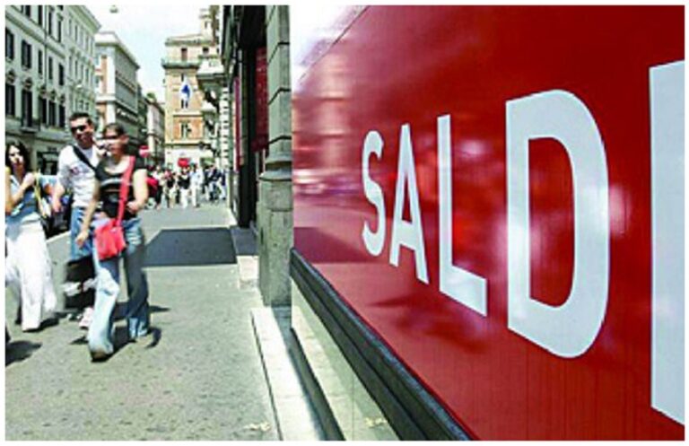Al via i saldi estivi, Codacons: 50-55% di consumatori interessati agli sconti, giro d’affari di 3-3,2 miliardi di euro