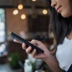 giovane e smartphone