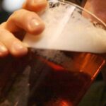 ragazzo che beve birra