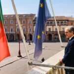 zattini al balcone del municipio