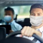 persone in auto con mascherina