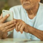 anziano al telefono