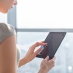 ragazza con tablet