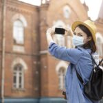 turista e mascherina e telefono