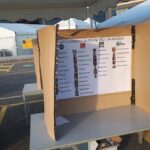 cabina elettorale con liste candidati