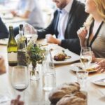 persone al ristorante