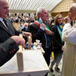 consegna_del_sale_a_papa_francesco_2021