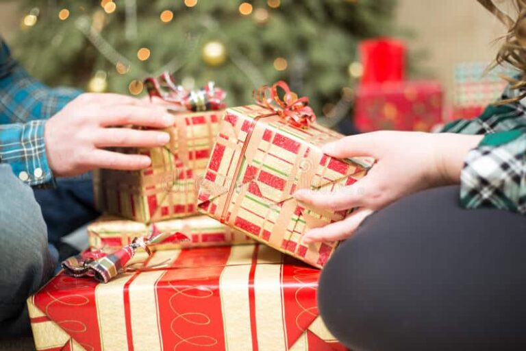 Natale: ultima settimana di regali per 1 italiano su 5. Si sceglie tra abbigliamento, accessori e prodotti alimentari