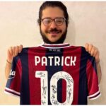Patrick Zak con la maglia del Bologna autografata dai giocatori della squadra
