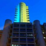 Torre illuminata bandiera ucraina