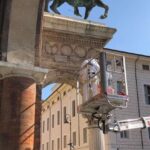 lavori sulle colonne del palazzo municipale