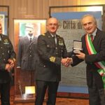 Nello spazio espositivo dei cimeli il Sindaco di Forli consegna al Gen Comelli una medaglia commemorativa