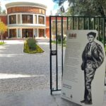Tito Chini accoglie i visitatori al Padiglione