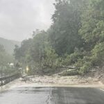 strada allagata con frana