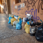 sacchi di rifiuti sotto i portici