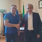 stretta di mano