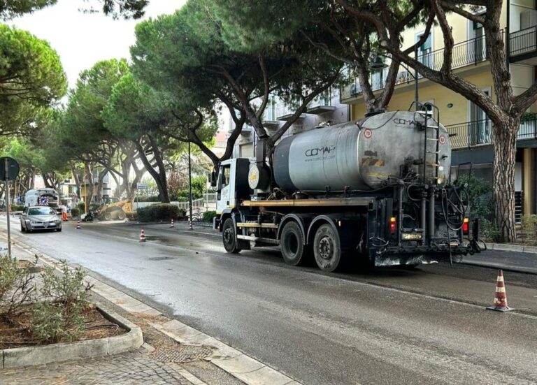 Cesenatico: in corso lavori di asfaltatura di viale Roma