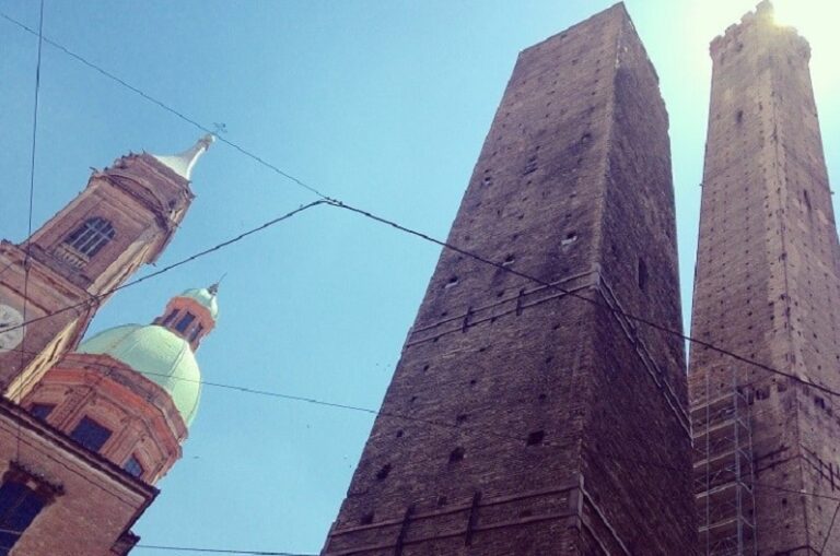 Bologna, torre Garisenda: piazza di Porta Ravegnana resterà chiusa per alcuni anni fino al termine del restauro