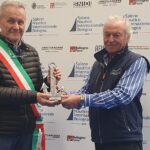 da sx. consigliere comunale Claudio Mazzanti ritira il Blue Award per il sindaco M.Lepore