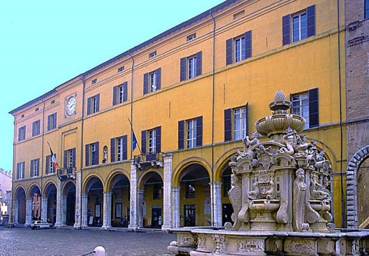 Centro storico di Cesena: al via operazioni di montaggio della gru per il cantiere di Palazzo Roverella