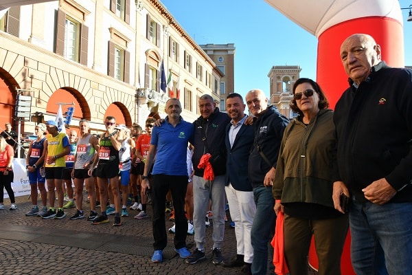 Alluvione, 300 iscritti e 1.500 non competitivi alla “Tin Bota Romagna” la prima mezza maratona di Forlì