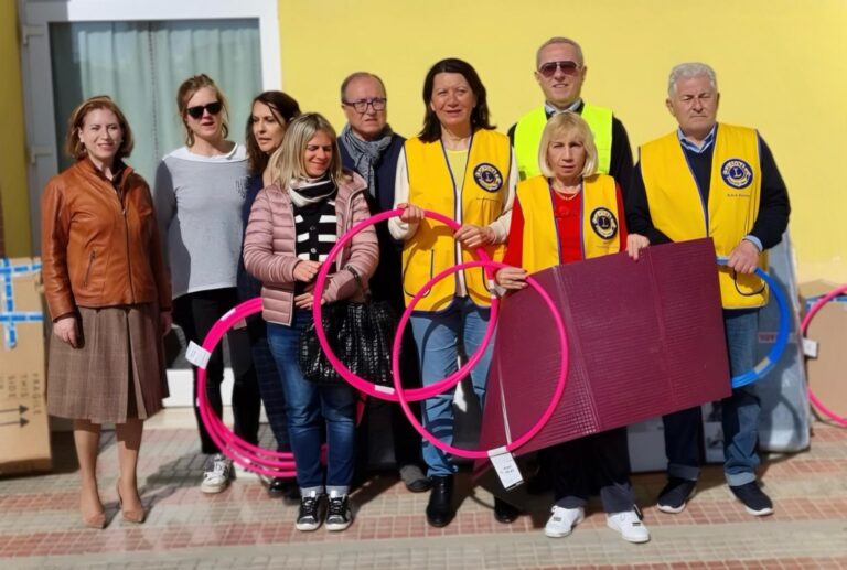 Il Lions Club Forlì Host ha donato arredi per la palestra scolastica di Roncadello