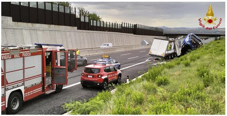 Incidente A14, camion si ribalta: strada bloccata fra Forlì e Faenza