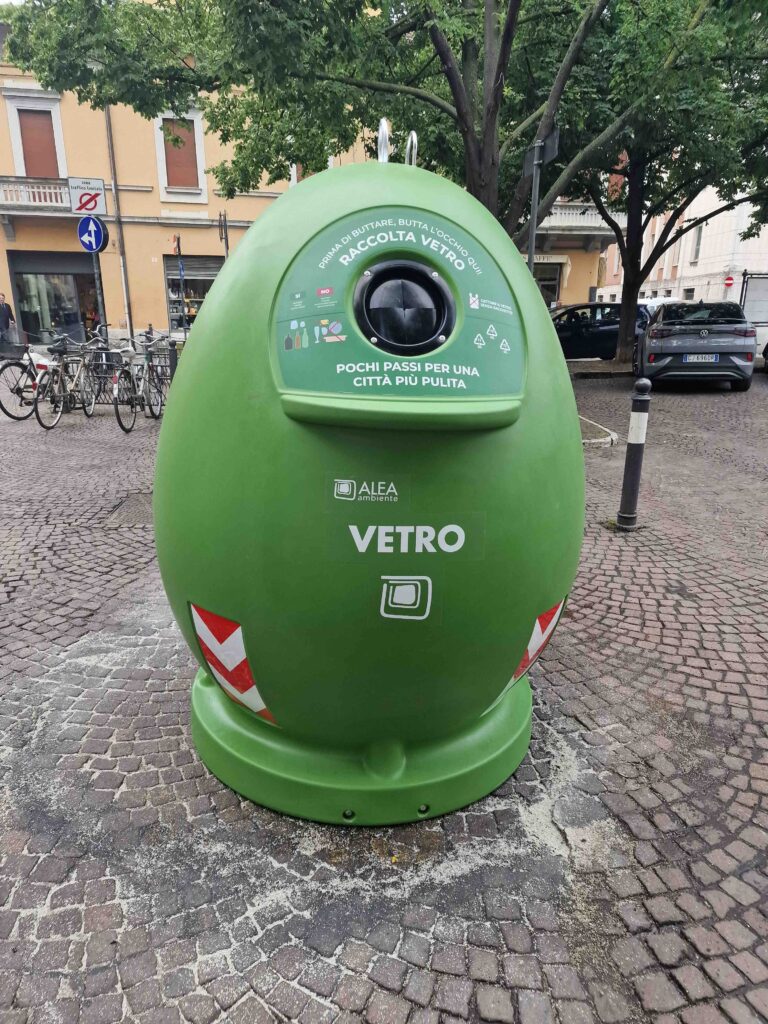 Installati in centro storico a Forlì nuovi contenitori per la raccolta del vetro
