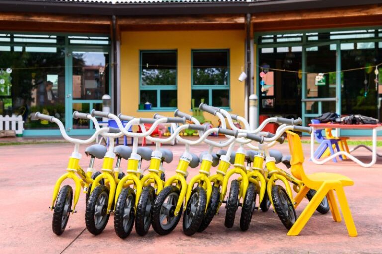 Il Tour de France regala 50 biciclette ai nidi bolognesi: oggi la prima consegna al nido Gramsci