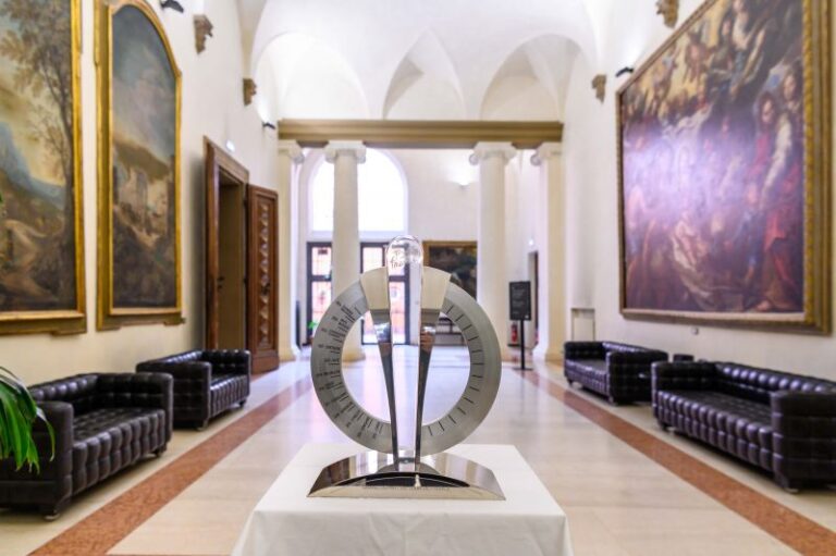 Passaggio Tour de France a Bologna, il trofeo Gran Départ a Palazzo d’Accursio fino al 10 maggio