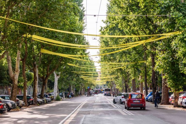 Tour de France a Bologna: quattro installazioni e 16 chilometri di nastro giallo lungo il percorso