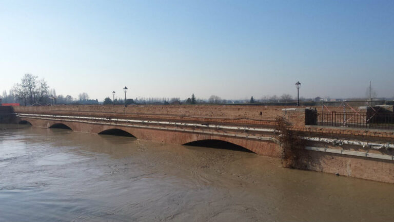 Maltempo in Emilia, piena dei fiumi: chiude ponte di Concordia. Chiusi anche ponte Motta e Pioppa, sul Secchia