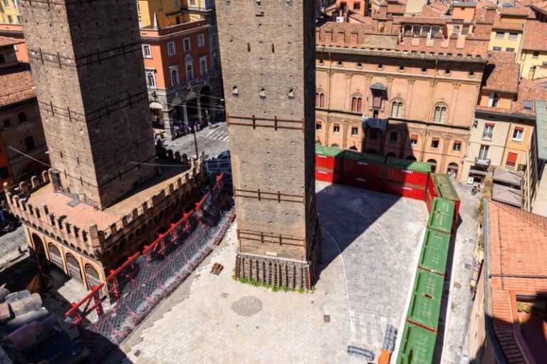 Torre Garisenda, Giunta comunale approva acquisizione in comodato gratuito dei tralicci utilizzati per la Torre di Pisa