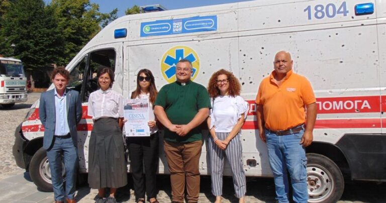Cesena, l’ambulanza ucraina mitragliata “in mostra” in piazza del Popolo