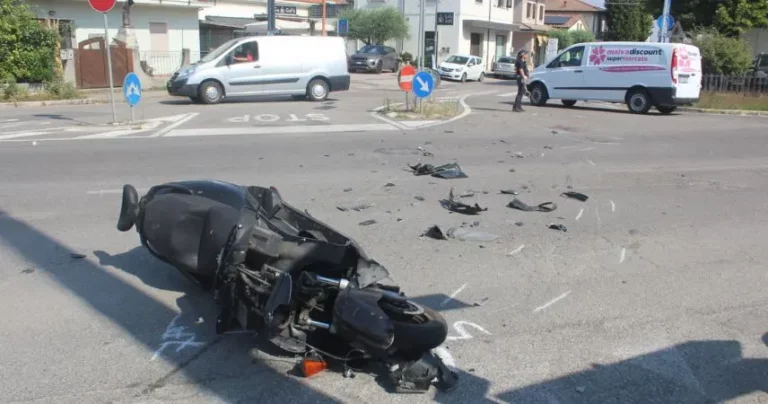 Cesena, frontale tra moto e auto su via Cervese, deceduto centauro 21enne