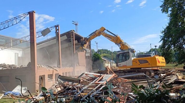 Pnnr, a Bologna demolizione dell’ex bocciofila al centro sportivo Bonori. Al suo posto sorgerà una nuova palestra 