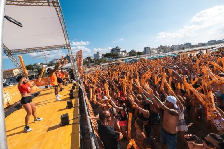 Il tour itinerante di Radio Deejay arriva sulla spiaggia libera del Lungomare di Cervia