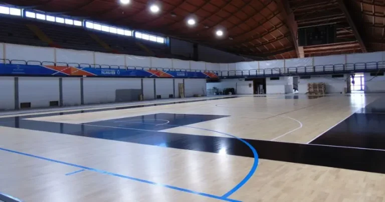 Lavori post-alluvione al Carisport di Cesena, conclusa la posa del parquet 