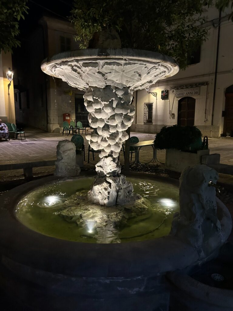 Predappio Alta: dopo il restauro la Fontana dell’Uva torna al suo originario splendore