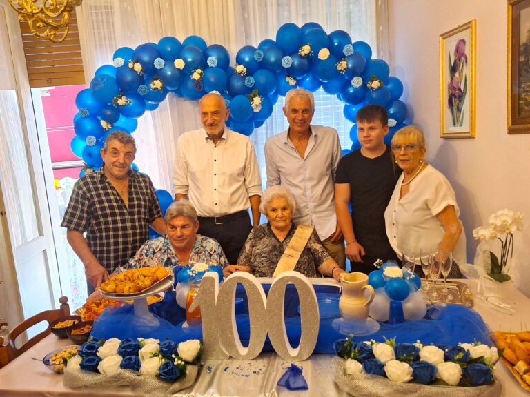 Reggio, il sindaco Massari e il presidente di Acer Corradi festeggiano la centenaria Maria Carenza