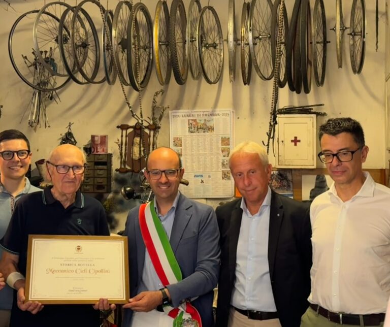 Mestieri, a Forlì una pergamena per i 100 anni di attività del ‘Meccanico Cicli’ Cipollini 