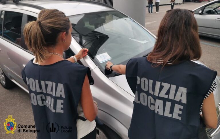 Polizia locale Bologna, tre taxisti abusivi sanzionati in agosto in aeroporto