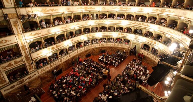 Cesena, eliminazione delle barriere sensoriali al Bonci, arrivano i sovratitoli per il pubblico con difficoltà uditive