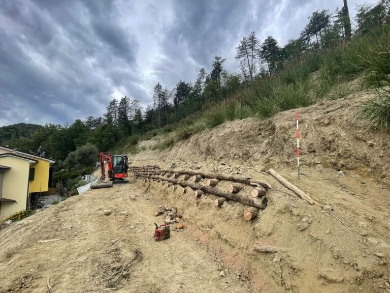 Modigliana, al lavoro per stabilizzare la frana nella scarpata di via Valgimigli