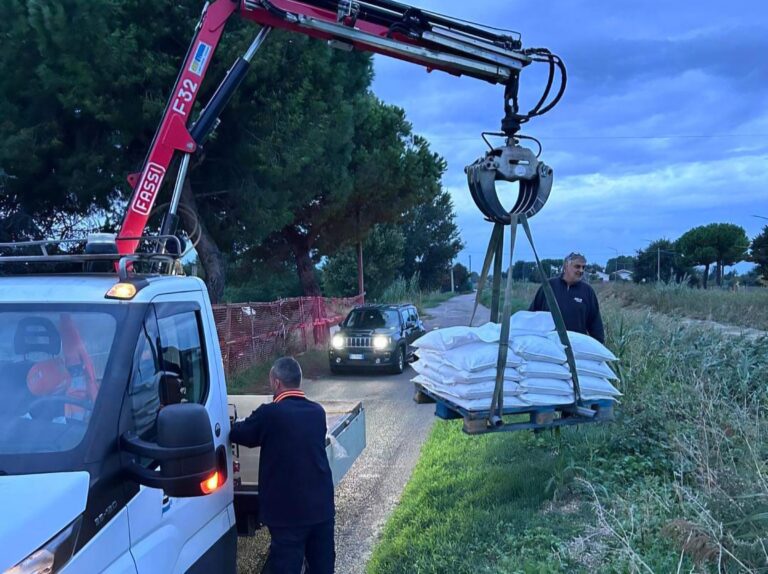 Maltempo, a Cesenatico sacchettatura del Pisciatello e del canale consorziale Olca