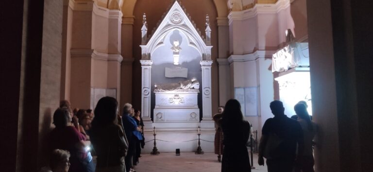 ‘Luci e Memorie’ incanta i forlivesi: sold-out alle visite guidate al Cimitero Monumentale