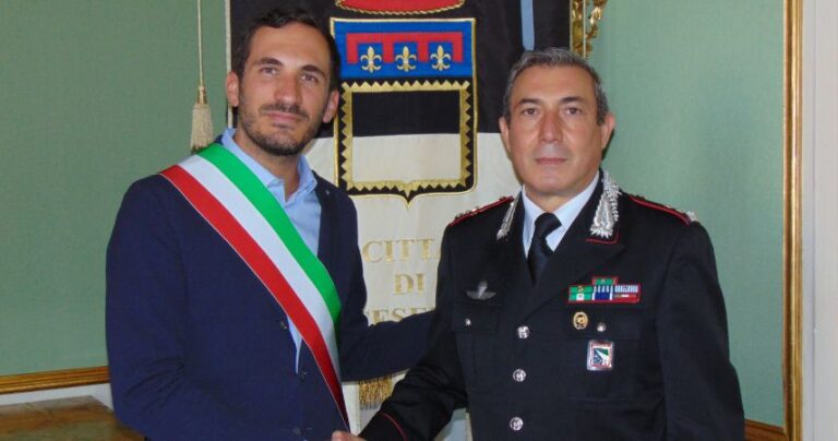 Il Comandante dei Carabinieri, Tenente colonnello Sabato Simonetti, saluta Cesena