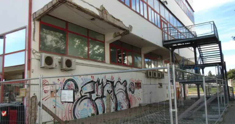 UniBo, campus di Cesena: messa in sicurezza della sede di Psicologia. Dopo la recinzione arriva il ponteggio
