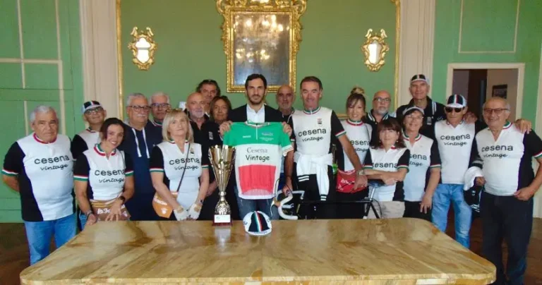 Cicloturismo d’epoca, il Cesena Vintage incontra il Sindaco Enzo Lattuca